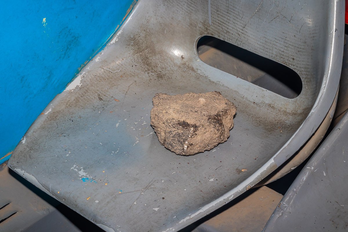 Внушительный размеров булыжник пробил стекло и попал мужчине прямо в голову Внушительный размеров булыжник пробил стекло и попал мужчине прямо в голову