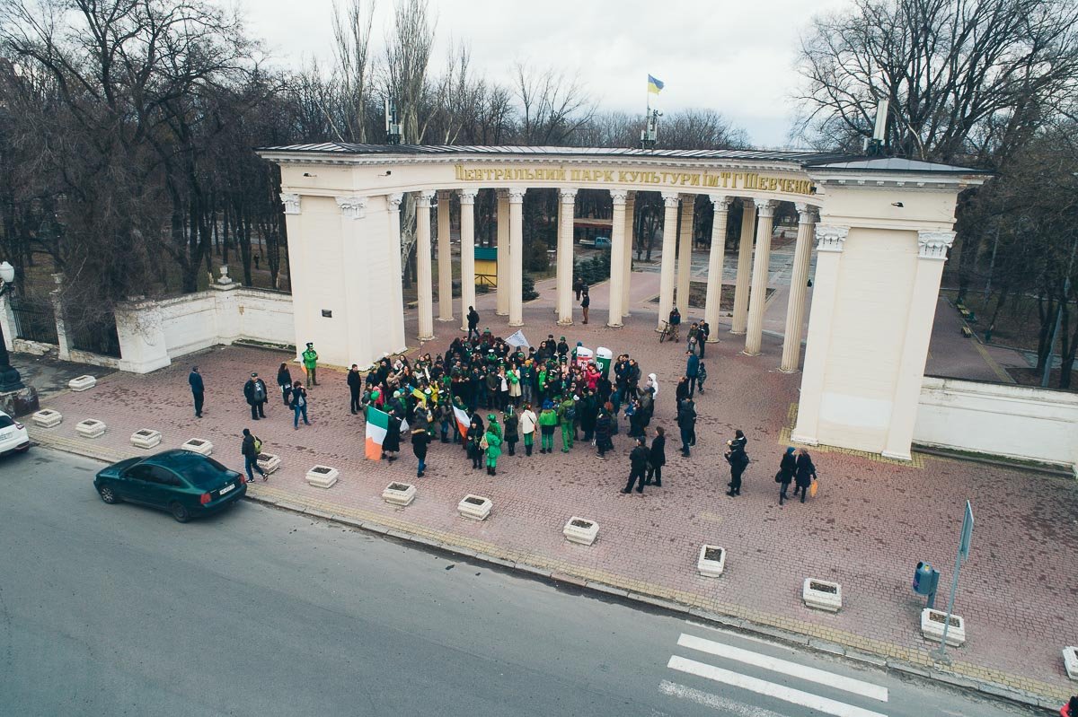 17 марта у входа в парк Шевченко собрались люди, одетые в вычурные зеленые наряды