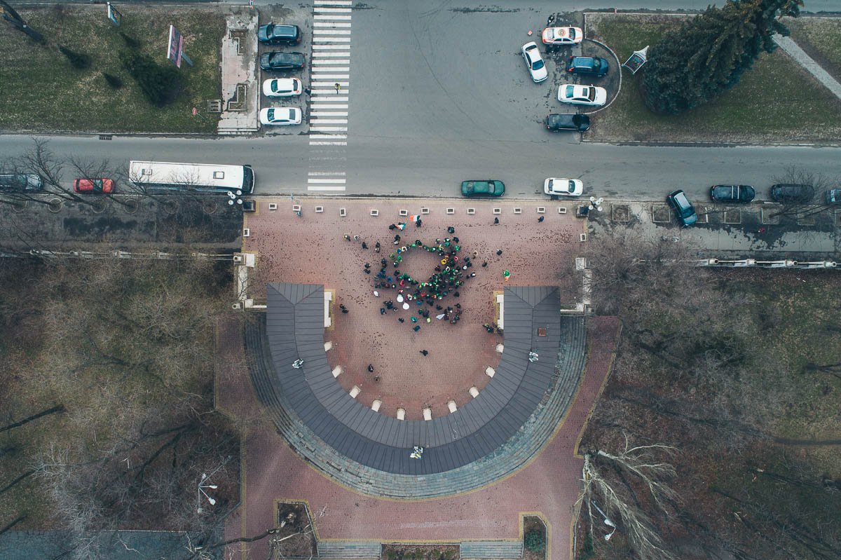 Первым делом колонна празднующих отправилась в ирландский паб