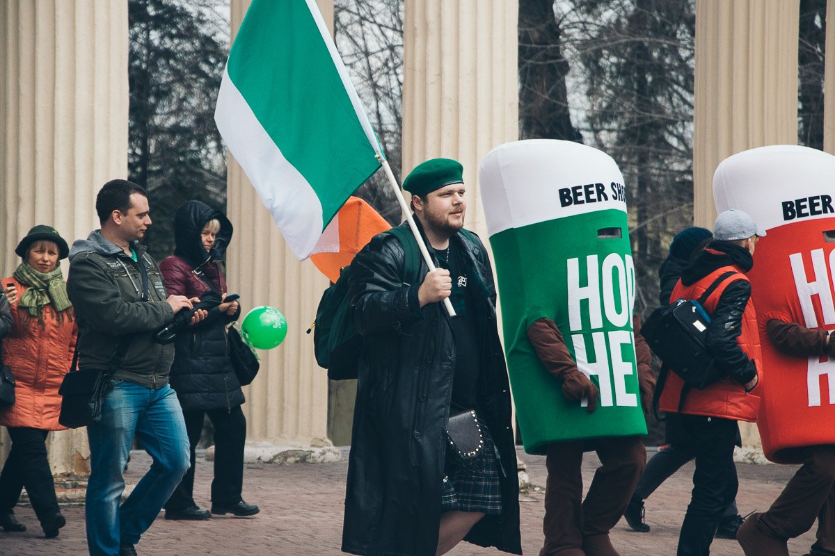 Среди присутствующих были не только люди зеленой одежде, но и несколько мягких банок пива