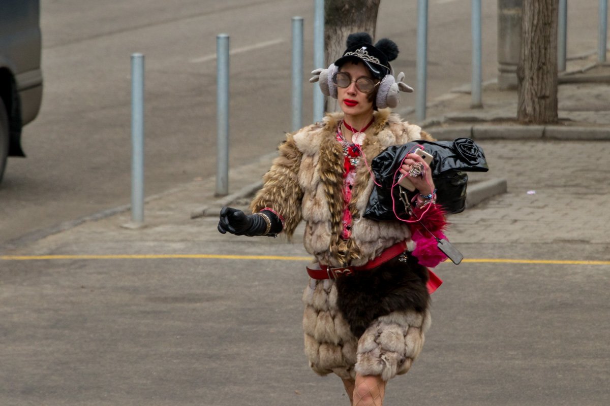 Когда на улице потеплело, а расставаться с шубкой не охота  Когда на улице потеплело, а расставаться с шубкой не охота