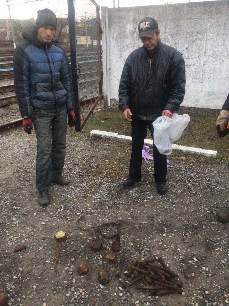 Двое мужчин, жаждущих "поднять бабла" на сдаче металла, решили разобрать железнодорожное полотно Двое мужчин, жаждущих "поднять бабла" на сдаче металла, решили разобрать железнодорожное полотно