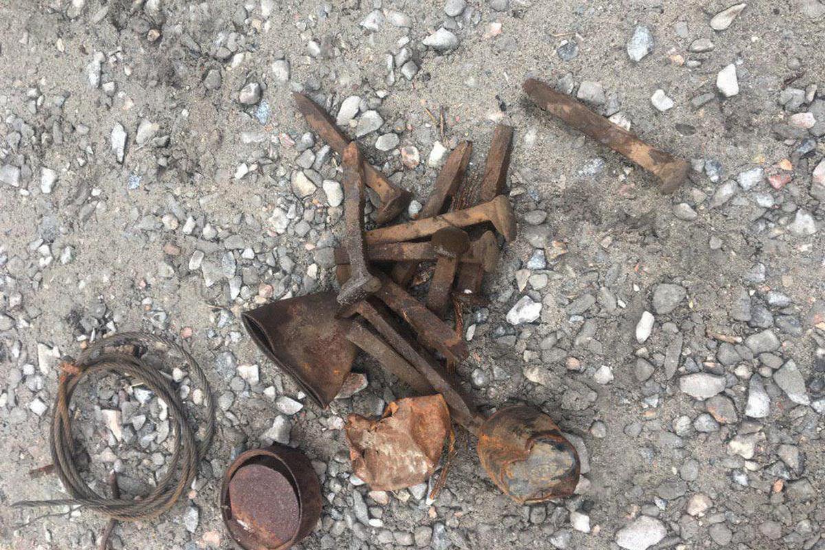 К моменту приезда правоохранителей, злоумышленники успели выкорчевать 22 металлических гвоздя К моменту приезда правоохранителей, злоумышленники успели выкорчевать 22 металлических гвоздя