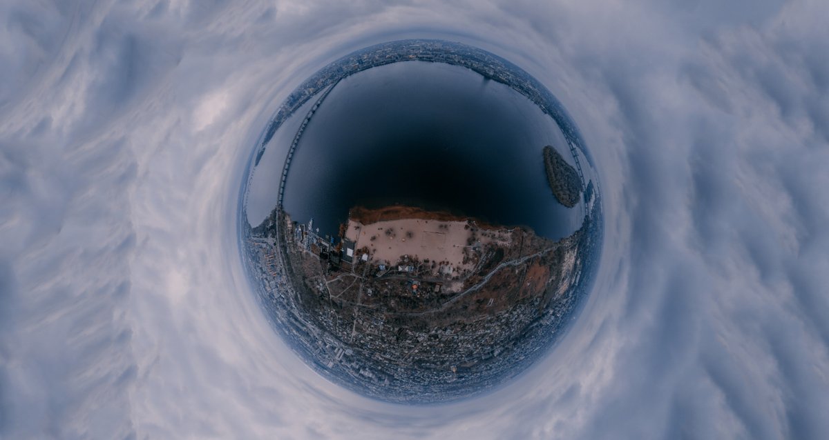 Вращается наш город бесшумно, а шума на нем хоть отбавляй Вращается наш город бесшумно, а шума на нем хоть отбавляй