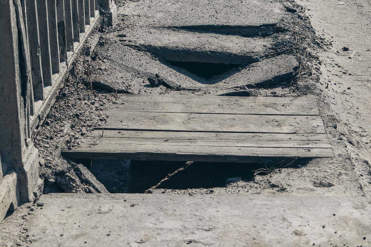 Деревянная вставка дарит пешеходу шанс все-таки перепрыгнуть через дыры Деревянная вставка дарит пешеходу шанс все-таки перепрыгнуть через дыры