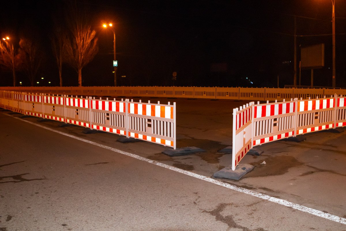 На Запорожском шоссе задержали парня, который пытался украсть часть дорожного ограждения На Запорожском шоссе задержали парня, который пытался украсть часть дорожного ограждения