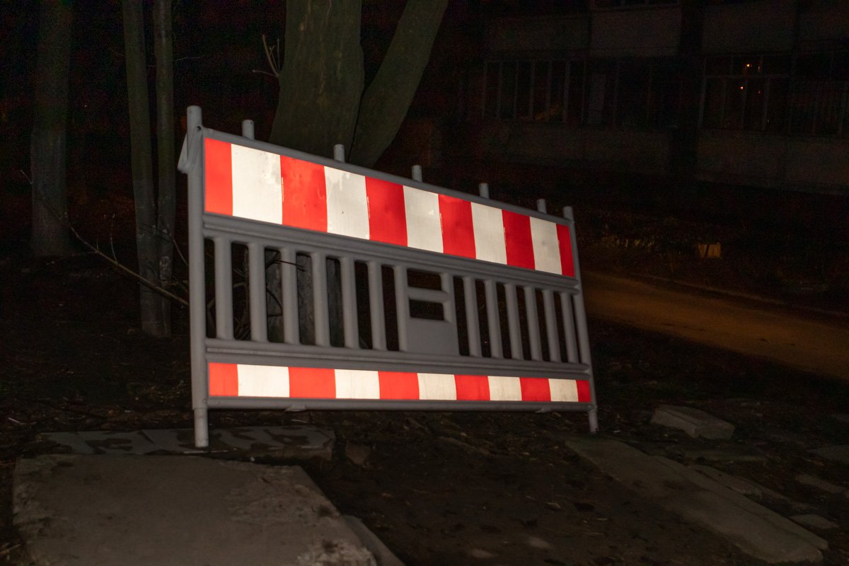 Парень не мог объяснить, почему он гулял ночью с коммунальной собственностью Парень не мог объяснить, почему он гулял ночью с коммунальной собственностью