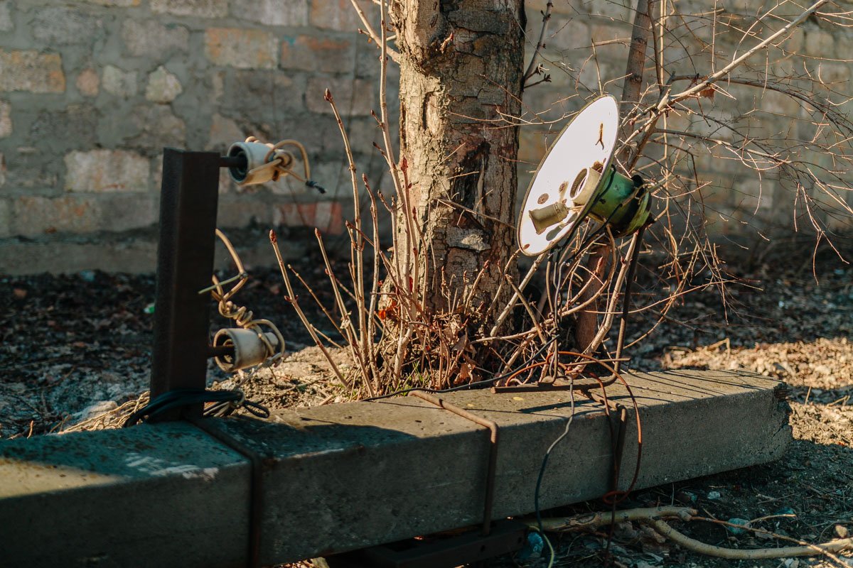 Фура зацепила свисающие провода, порвав их Фура зацепила свисающие провода, порвав их