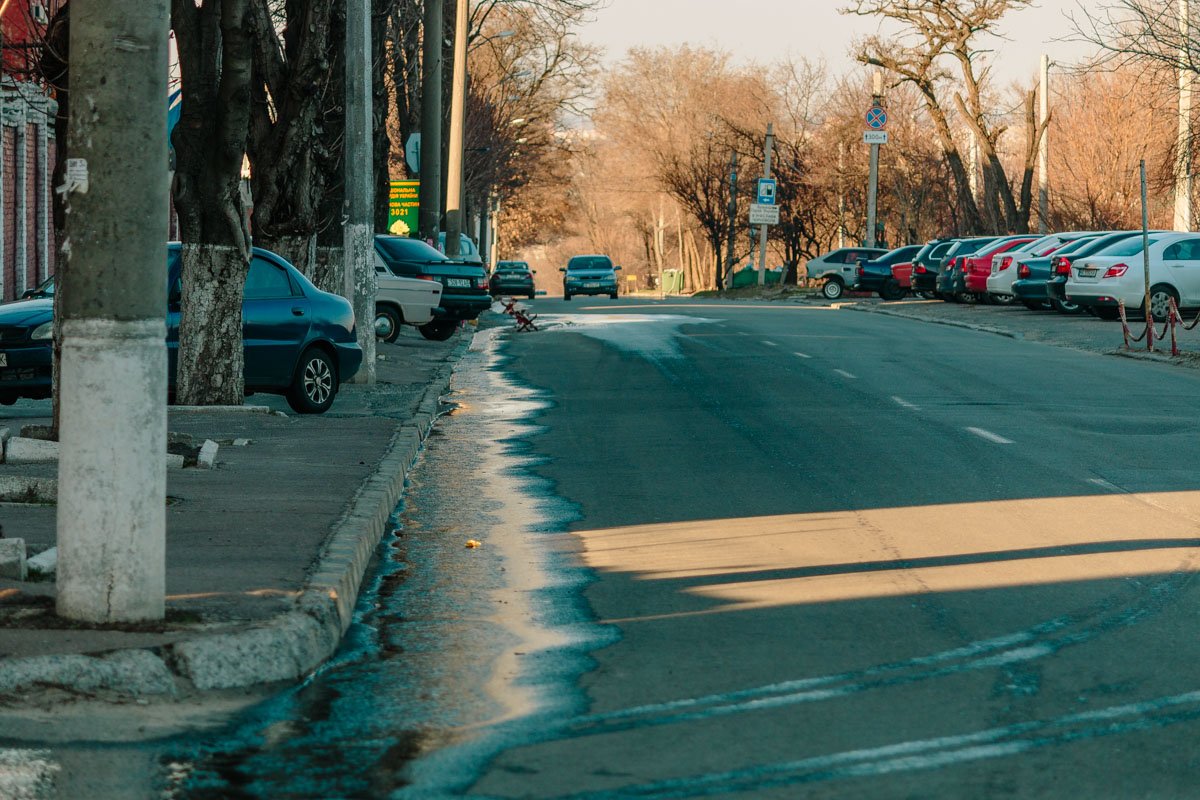 Тоже тянется вниз