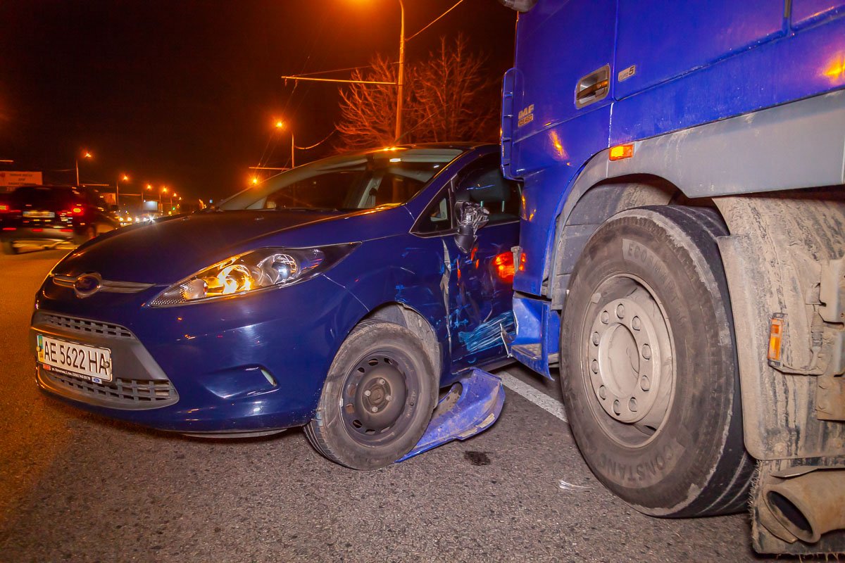 Подмял под себя Подмял под себя