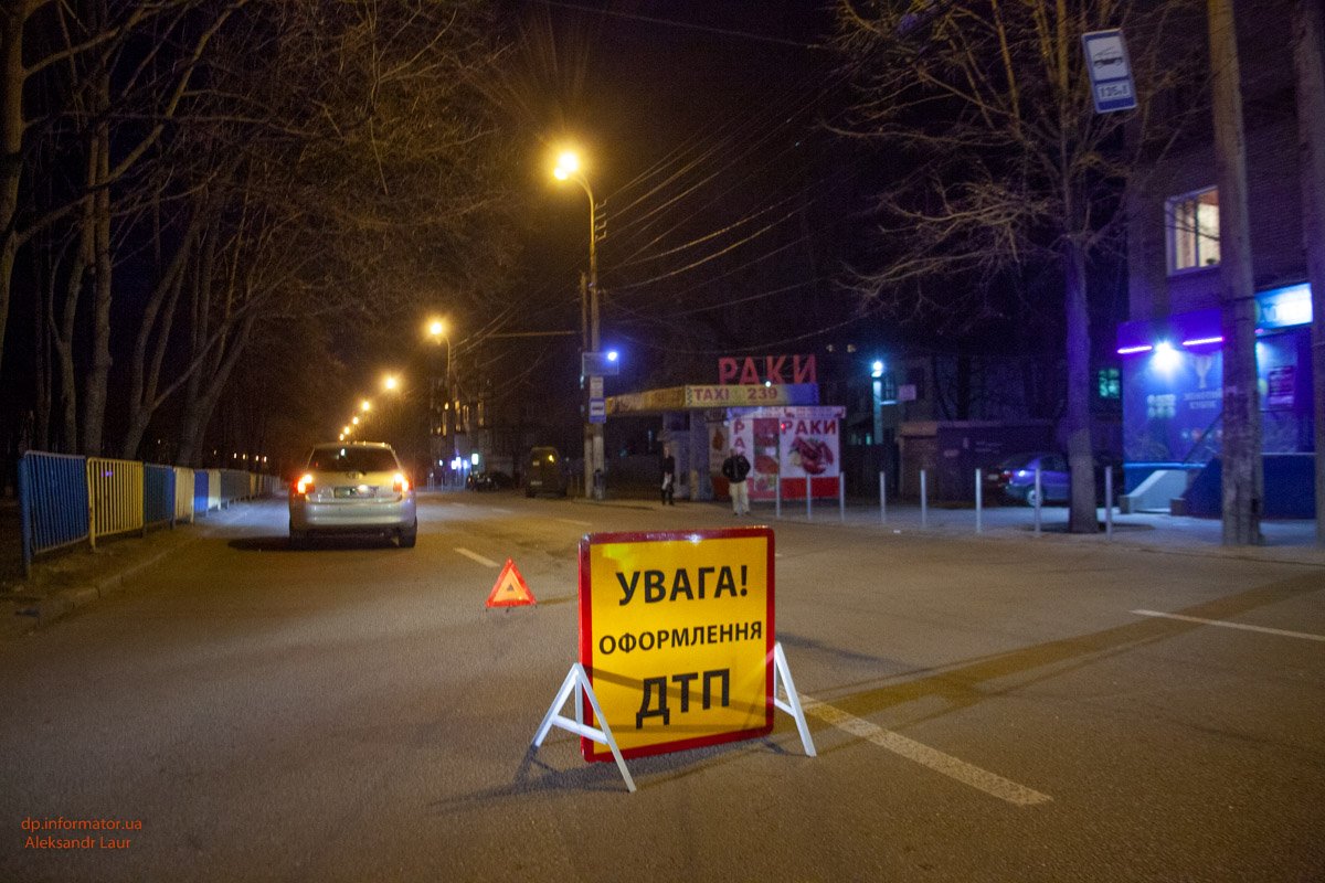 В Днепре на проспекте Александра Поля автомобиль Toyota сбил женщину В Днепре на проспекте Александра Поля автомобиль Toyota сбил женщину