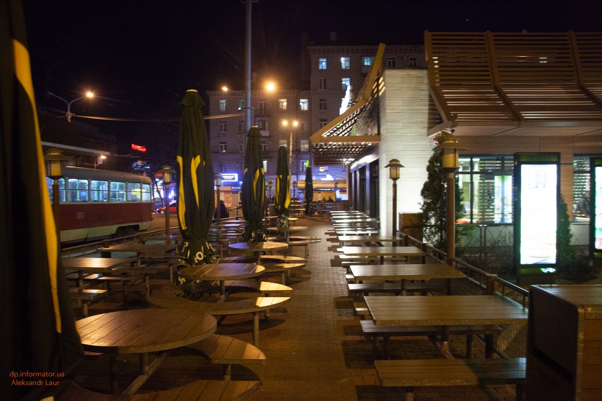 В Днепре на площади Старомостовой мужчина пытался покончить с собой в ресторане Macdonald’s В Днепре на площади Старомостовой мужчина пытался покончить с собой в ресторане Macdonald’s