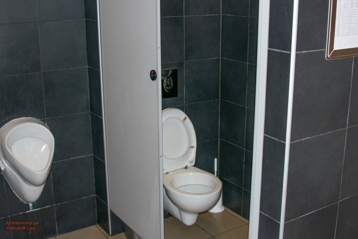 По приезде медиков, мужчина находился в сознании, но, по словам очевидцев, потерял большое количество крови По приезде медиков, мужчина находился в сознании, но, по словам очевидцев, потерял большое количество крови