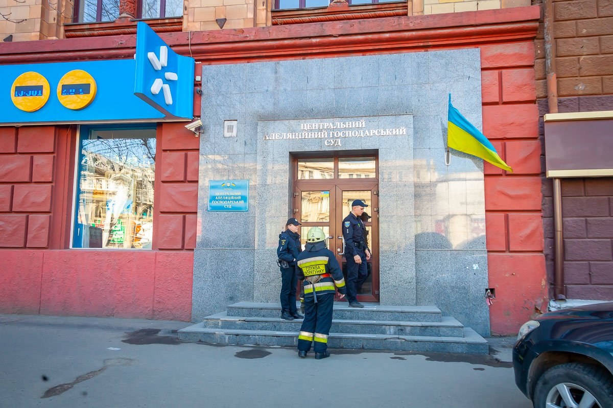 Работают полиция, спасатели и медики