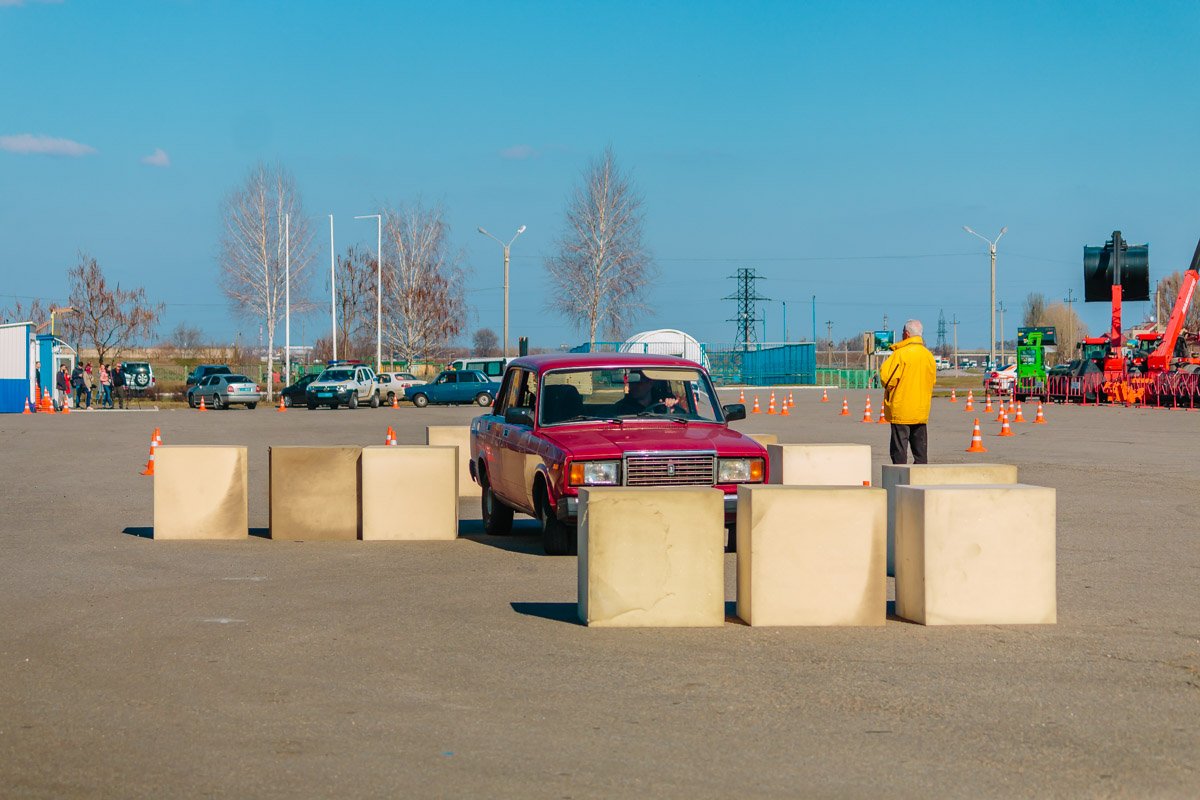 Полицейских учили выполнять маневры Полицейских учили выполнять маневры