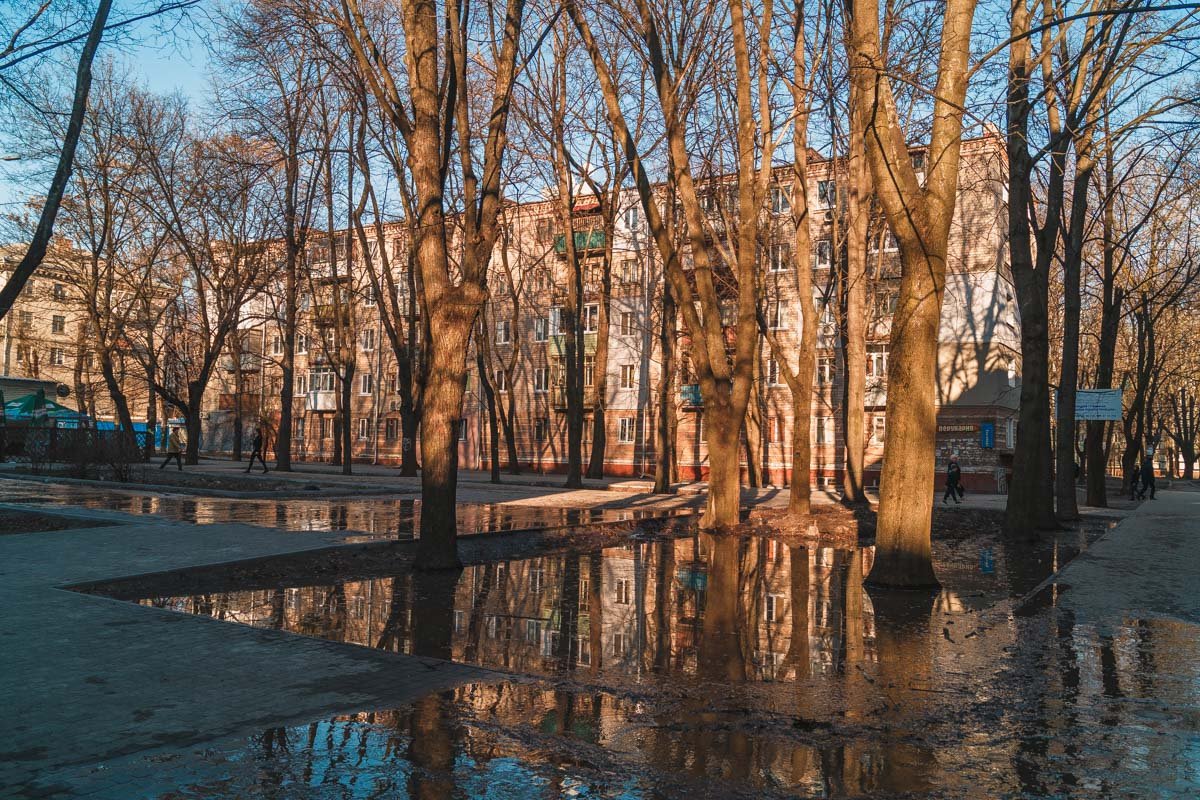 На Инженерной, 8, в сквере, из-под плитки вода бьет ключом На Инженерной, 8, в сквере, из-под плитки вода бьет ключом