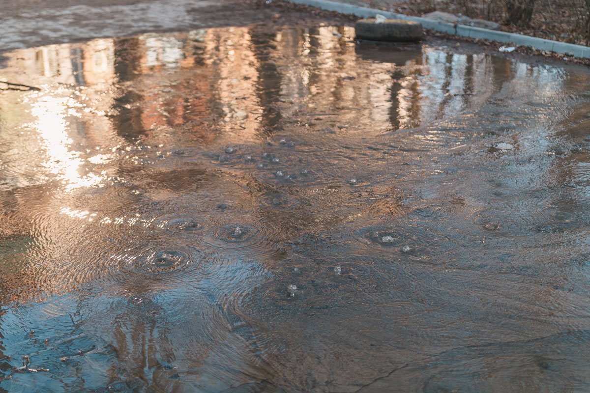 Вода течет прямо под жилые дома и к проезжей части Вода течет прямо под жилые дома и к проезжей части