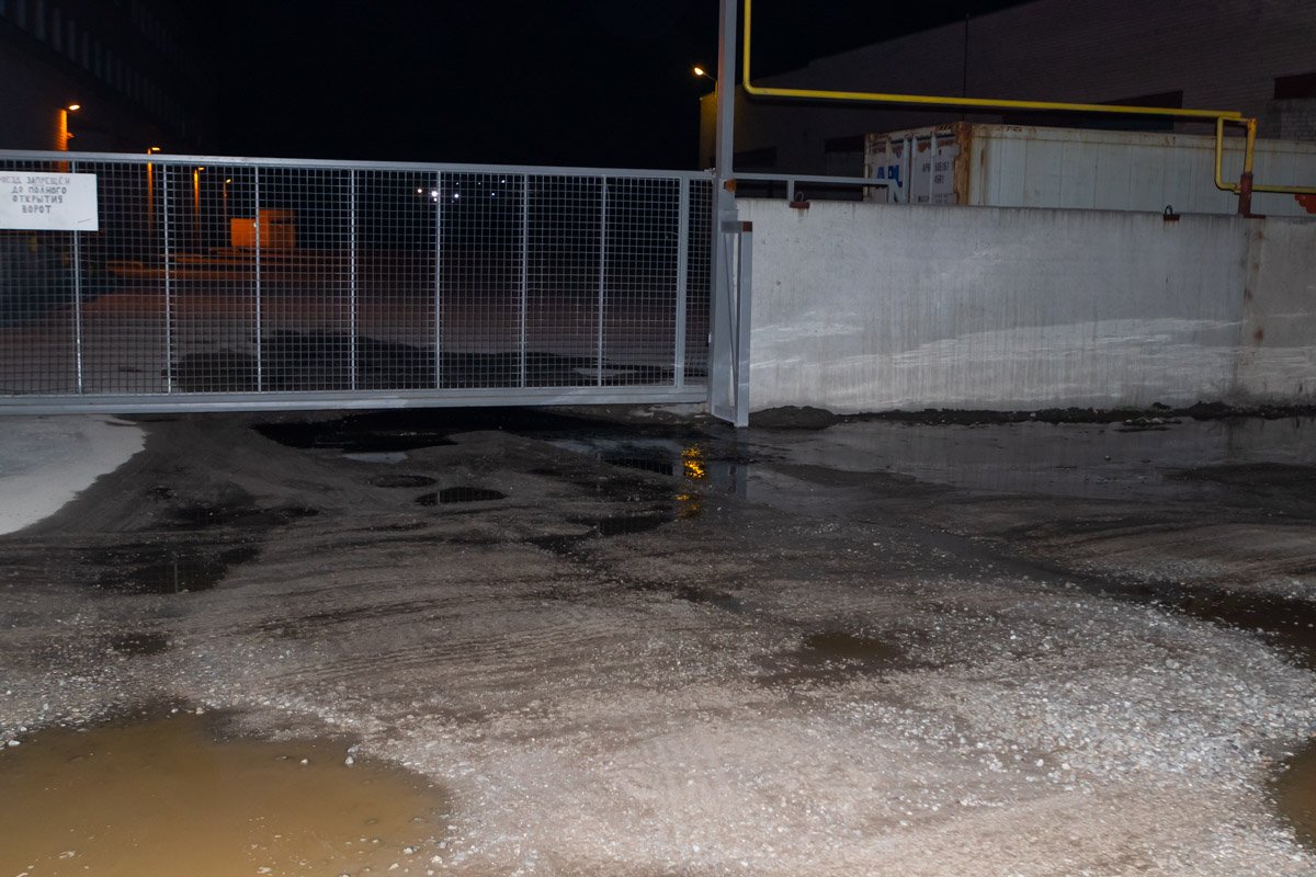 В Днепре канализация заливает улицу Березинскую