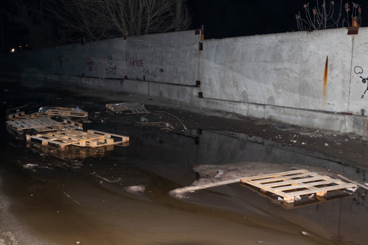 Уже третий день подряд улицу Березинскую заливают потоки нечистот