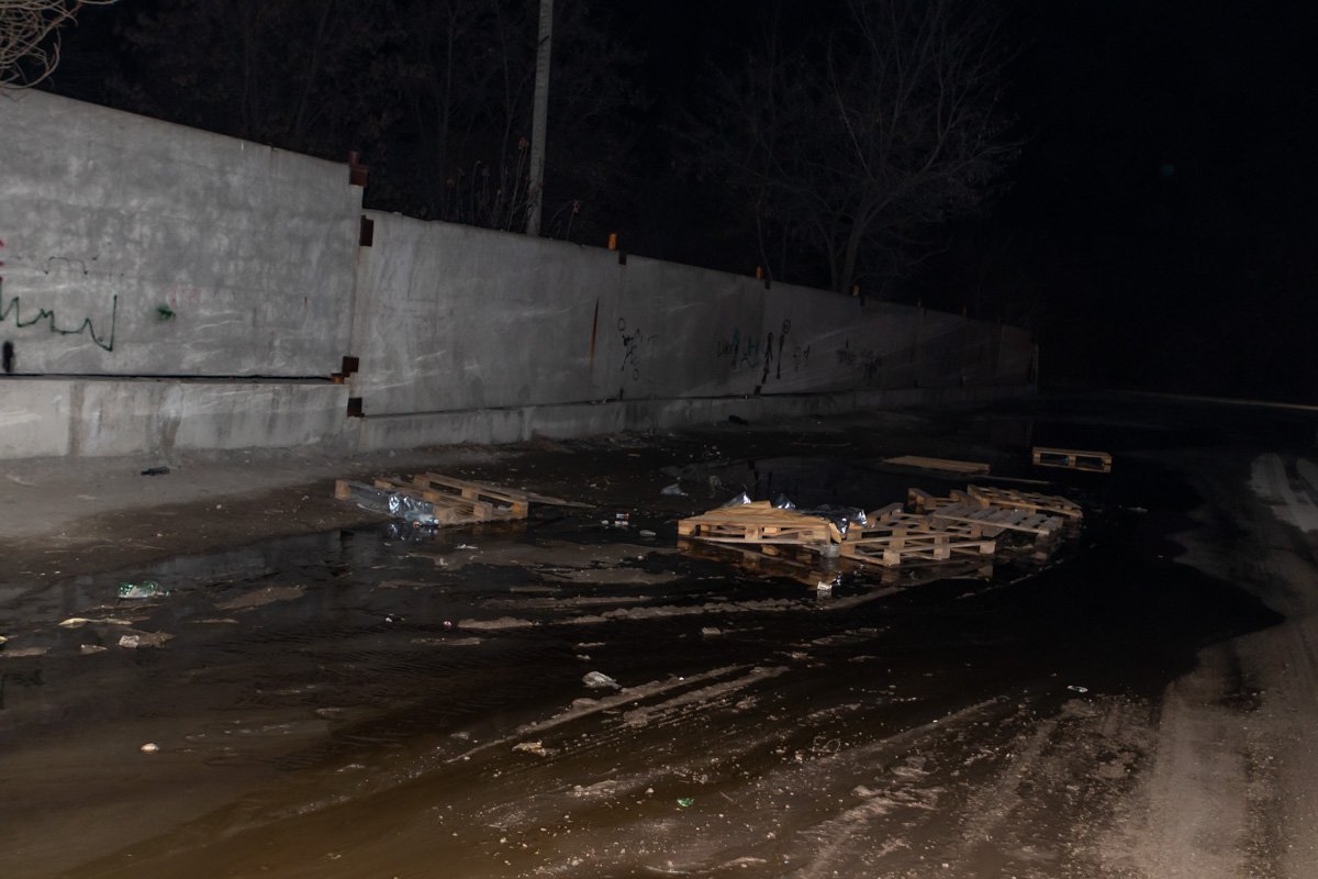 Но, видимо, воды на дорогах пока недостаточно для того, чтобы на проблему обратили внимание коммунальные службы города