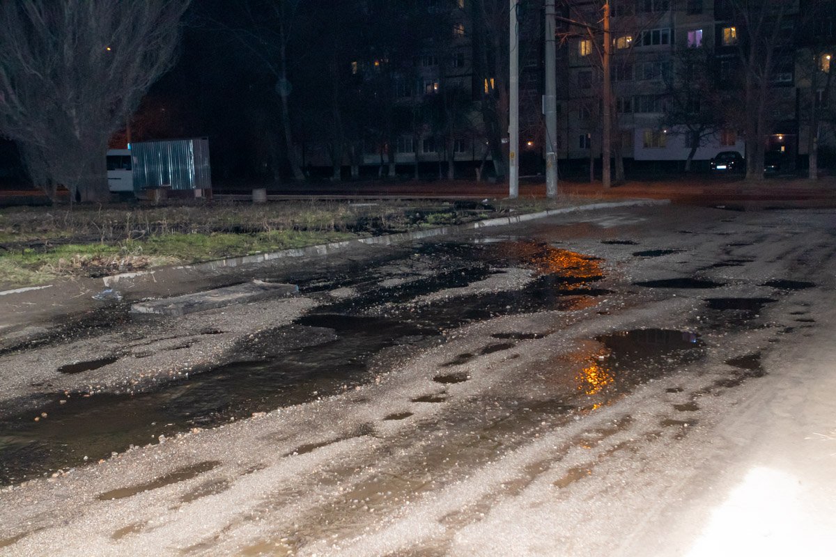 Огромные лужи текут не только по улице Березинской, но и по улице Генерала Захарченко