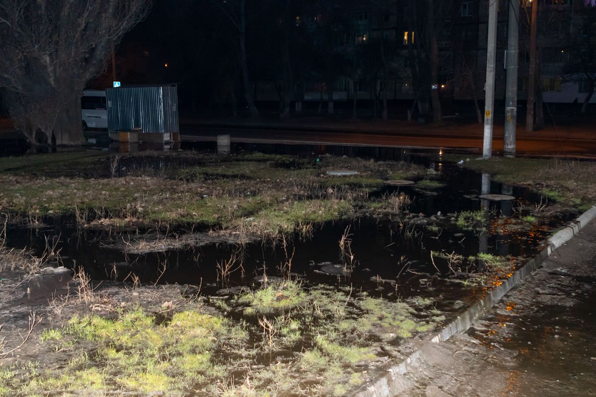 Вода тянется более, чем на 150 метров