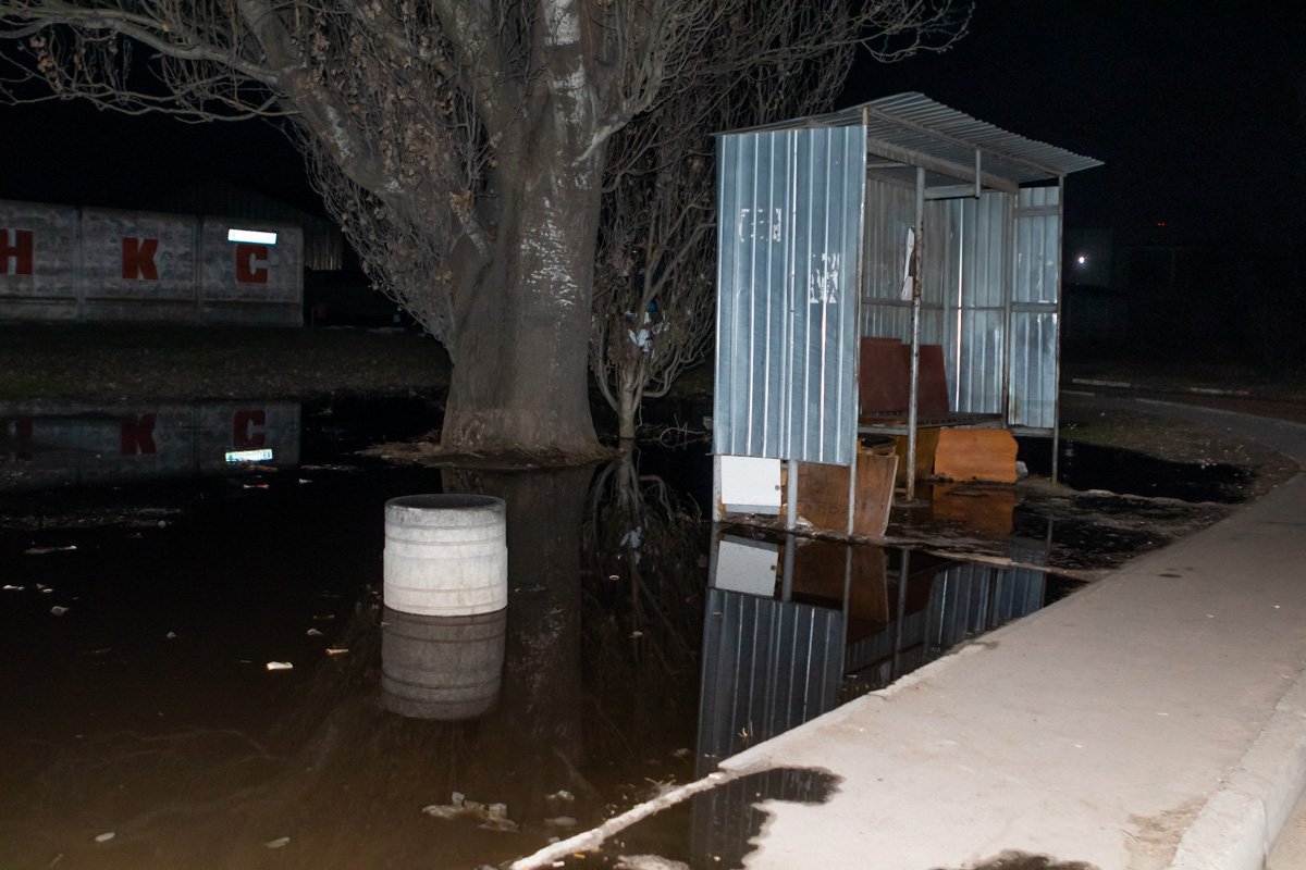Остановка полностью погрязла в луже 