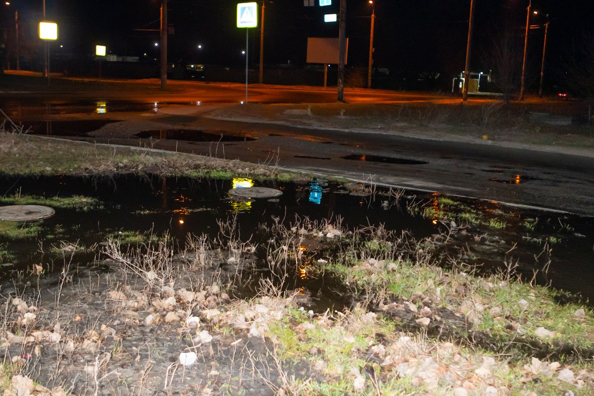  Реки фекалий мешают автомобилистам и пешеходам