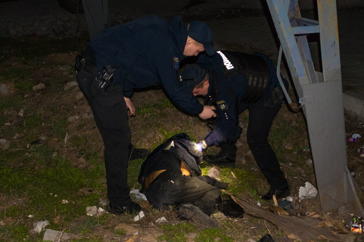 В Днепре на Донецком шоссе полицейские обнаружили человека без сознания