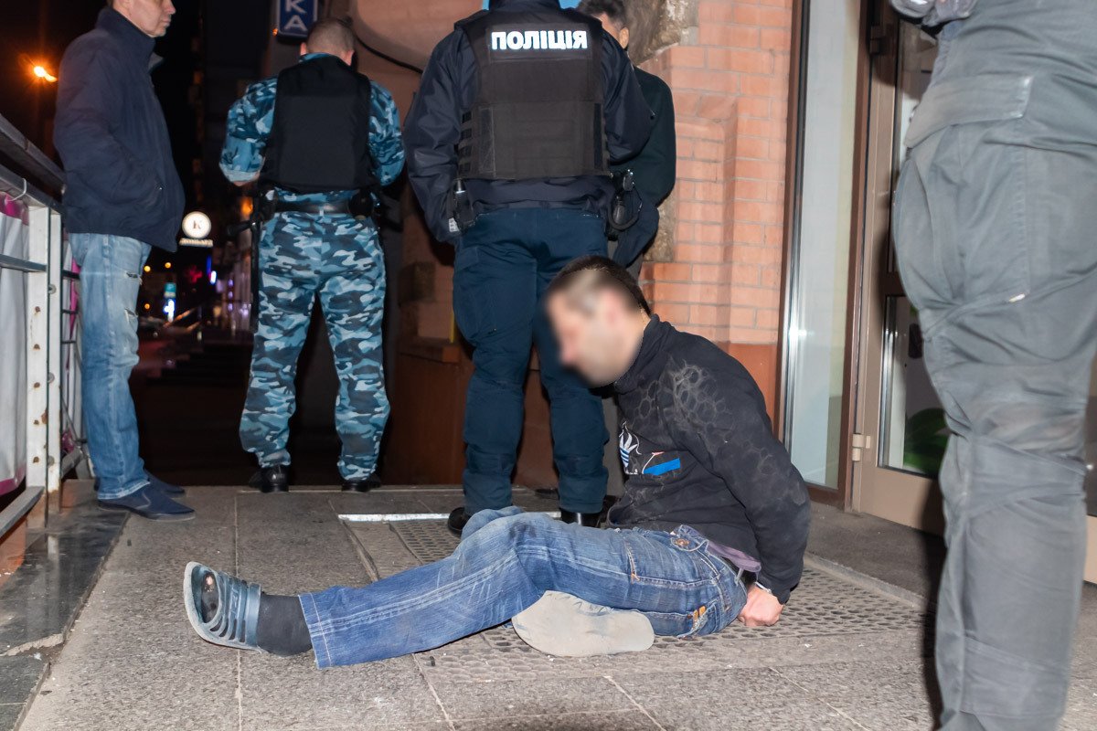 В Днепре мужчина украл бутылку пива в супермаркете "VARUS" и угрожал охраннику ножом В Днепре мужчина украл бутылку пива в супермаркете "VARUS" и угрожал охраннику ножом