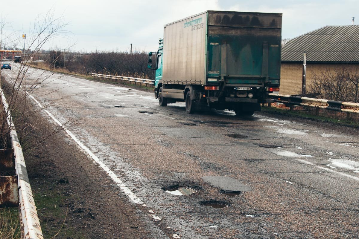 И как бы рабочие не старались, покрытие все равно сходит вместе со снегом