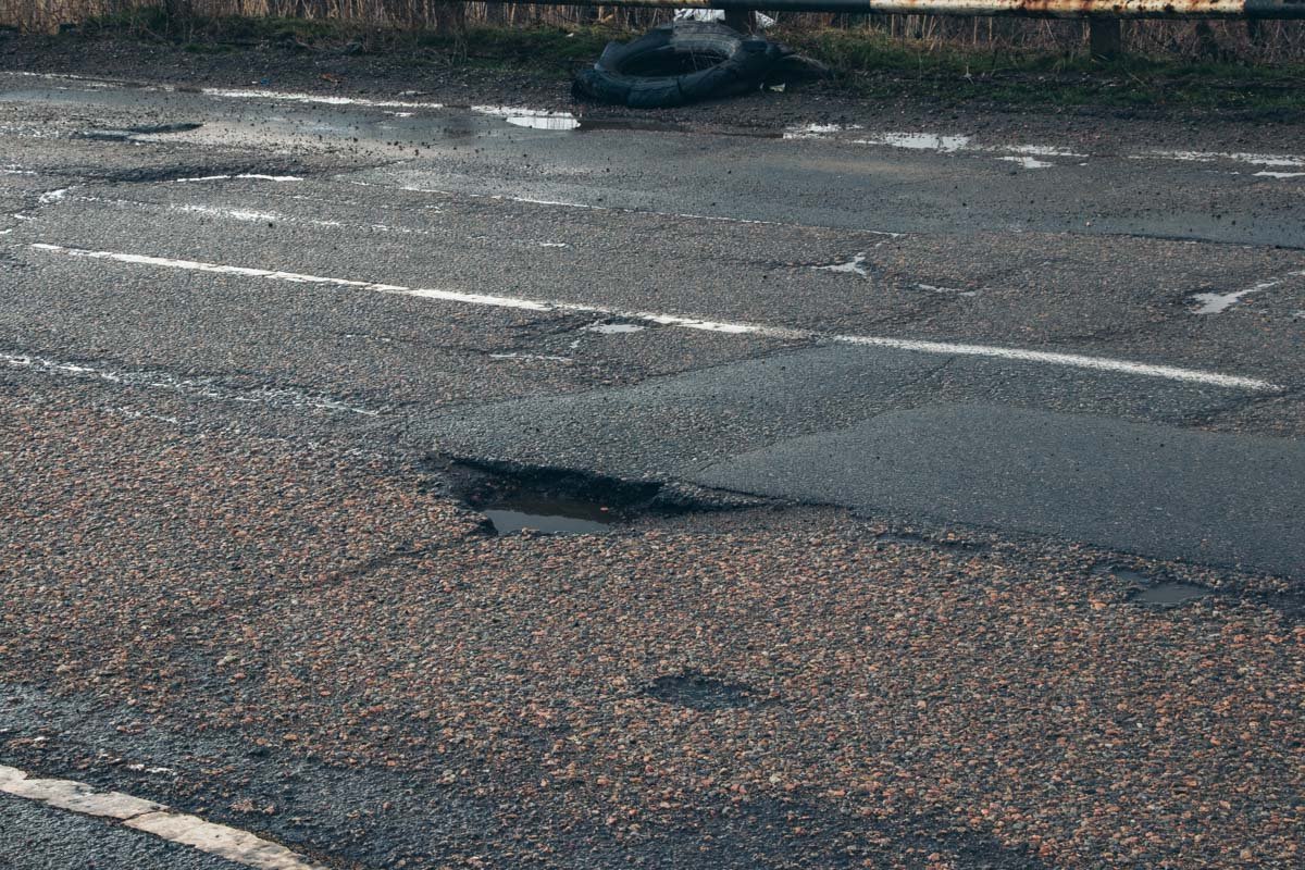  После дождя такие "дыры" представляют настоящую опасность