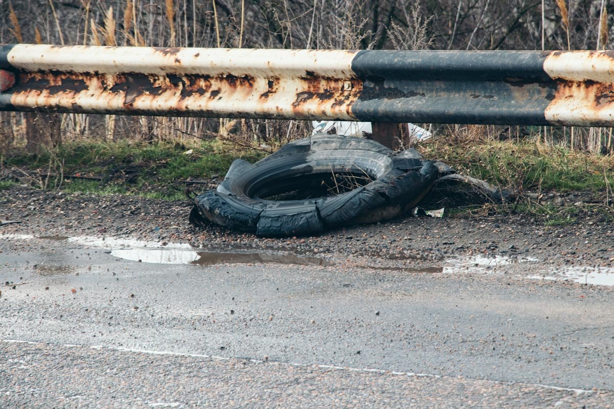 Десятки колпаков и шин нашли последнее пристанище на обочинах