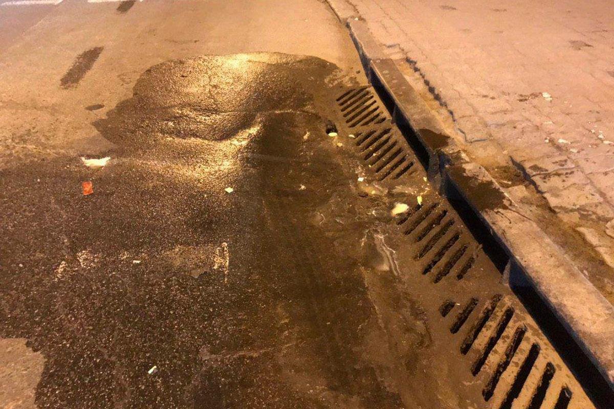 Парня абсолютно не смущал ни эстетический вид дороги после сброса отходов, ни жуткий запах