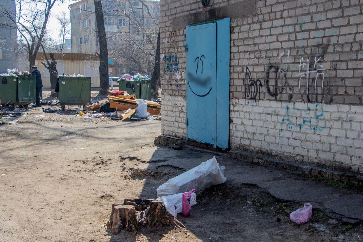 Во дворе дома № 40 находится постройка, где местные обустроили пункт приема макулатуры Во дворе дома № 40 находится постройка, где местные обустроили пункт приема макулатуры