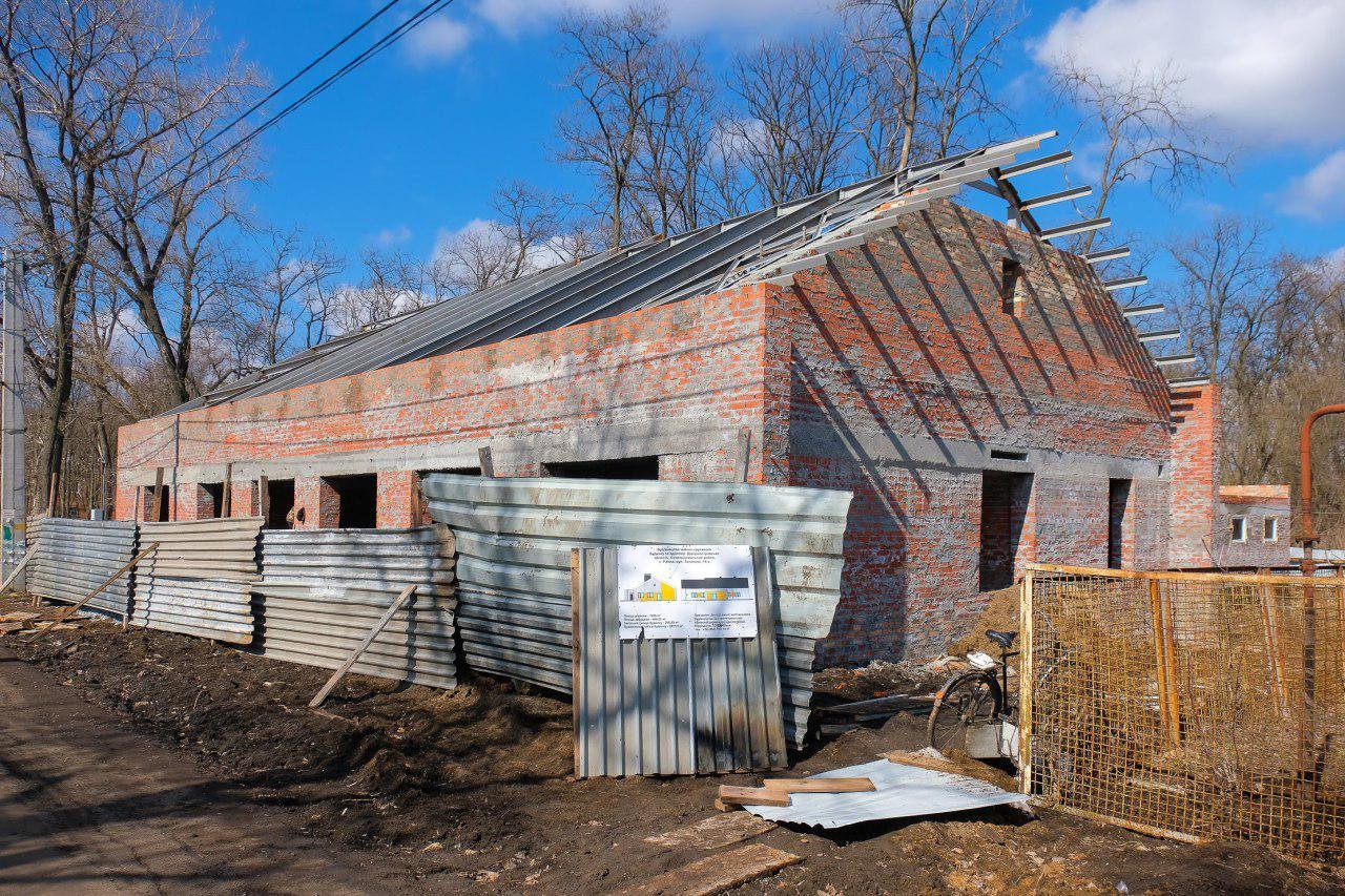 Уже возвели стены и основу кровли
