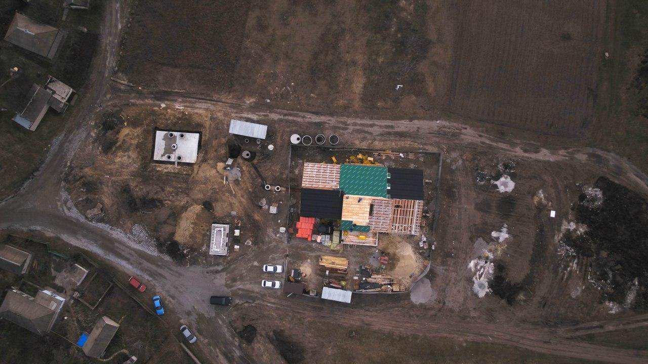 Сейчас подрядчики монтируют крышу