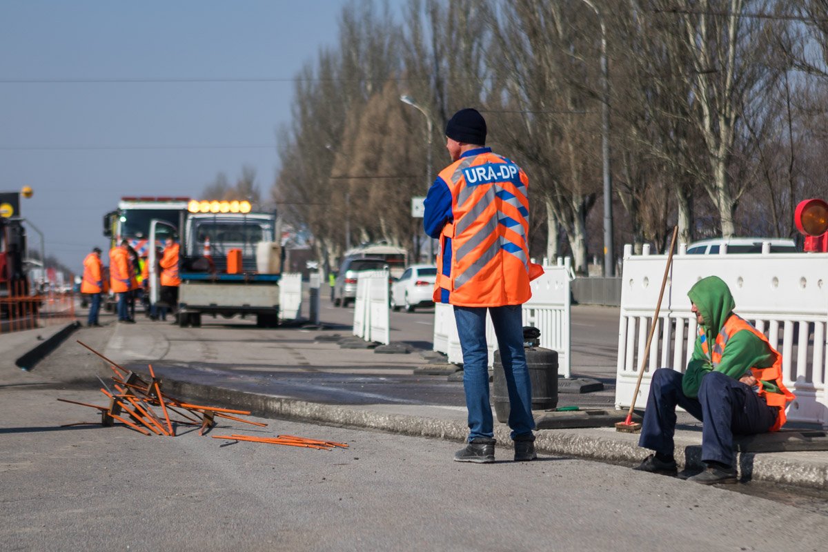 Рабочие ремонтируют Запорожское шоссе