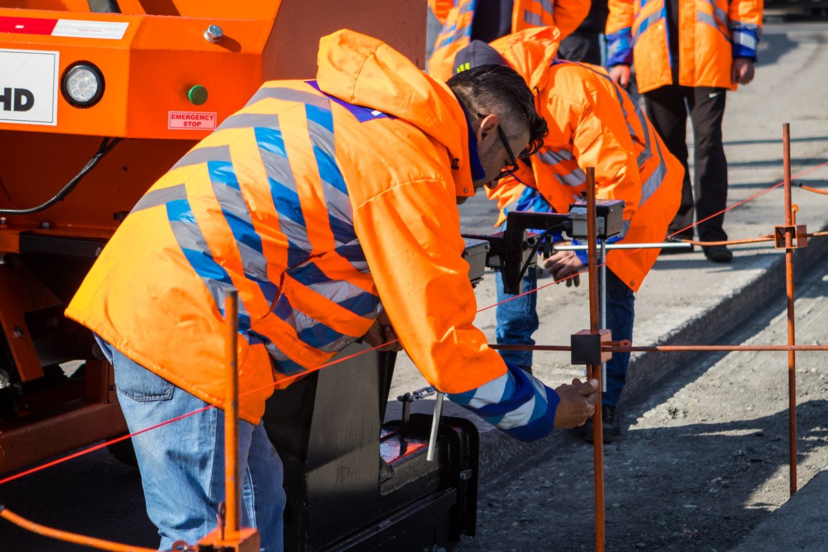 Сейчас работы проводятся сразу на нескольких участках Запорожского шоссе