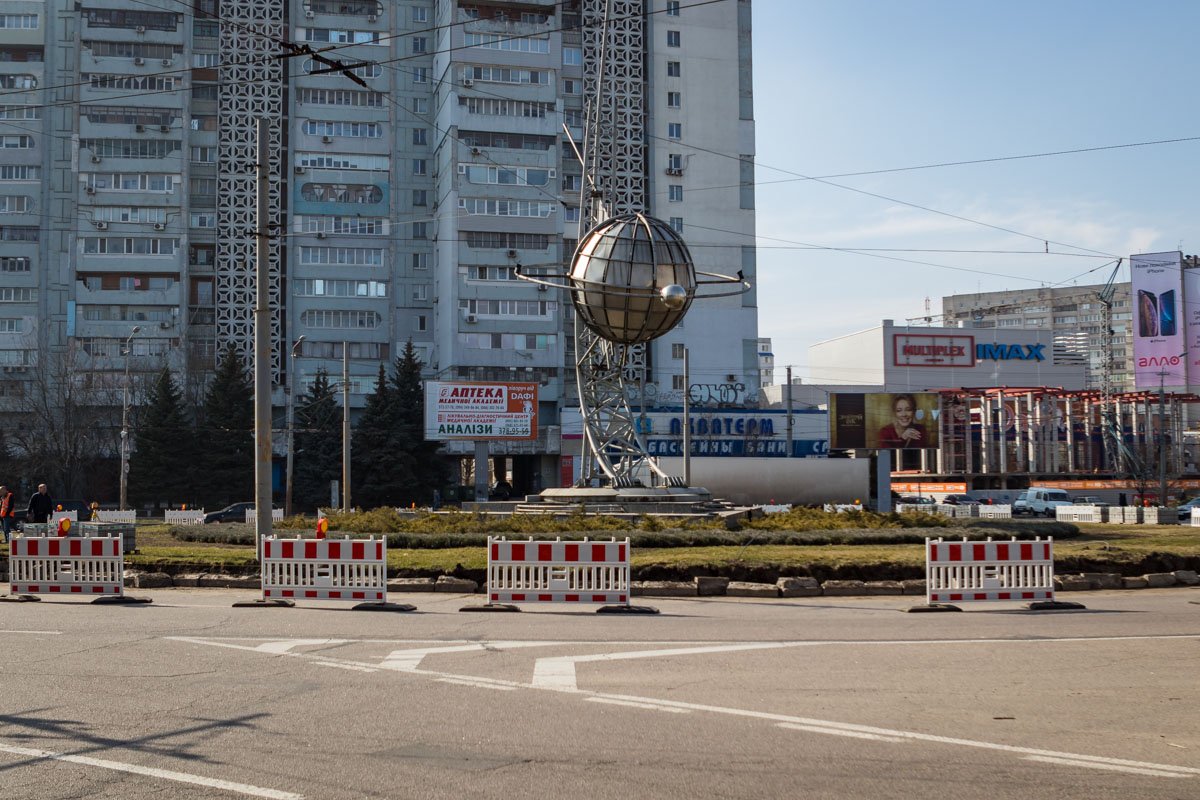 Возле ТРЦ "Дафи" также появятся новые бордюры