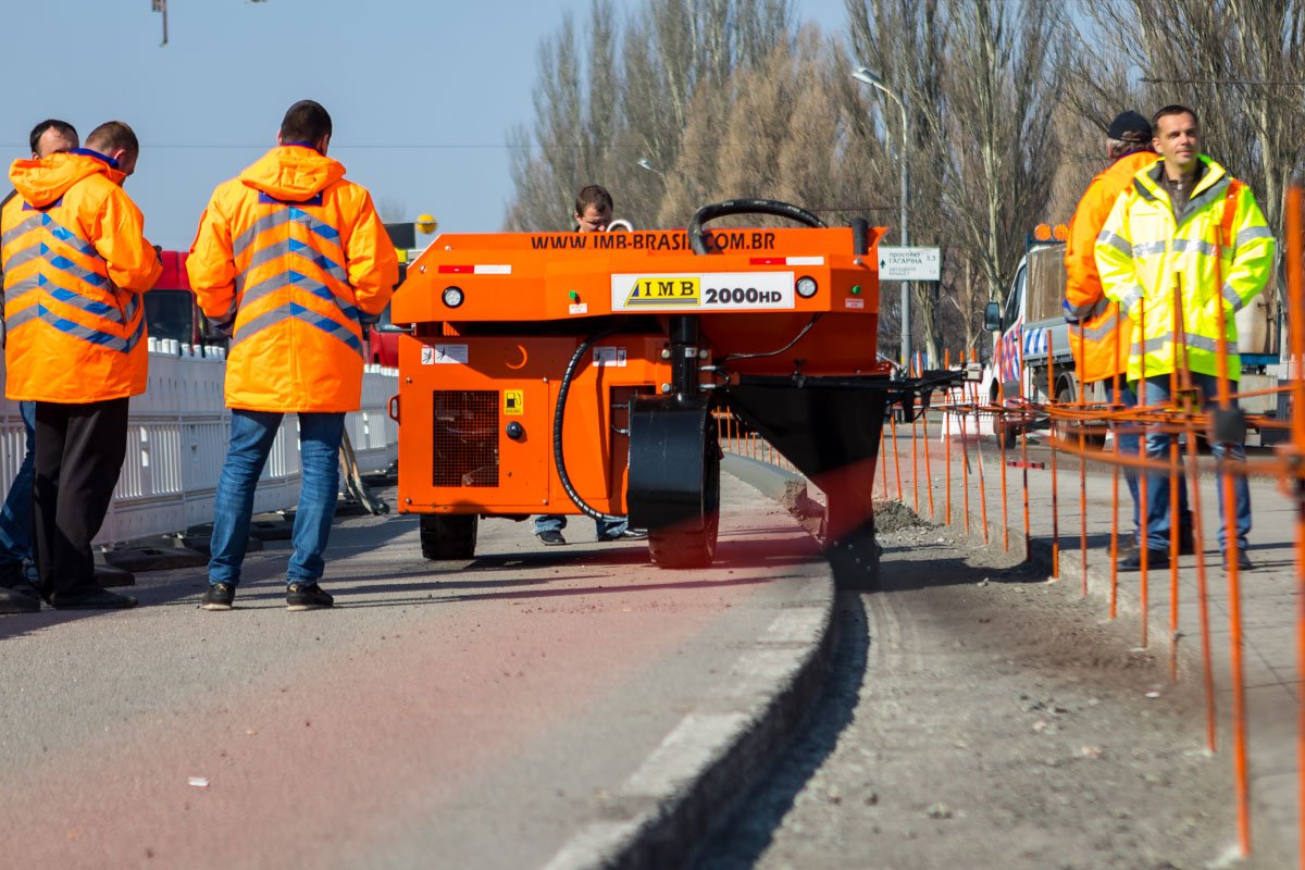 Эта машина укладывает монолитный бордюр