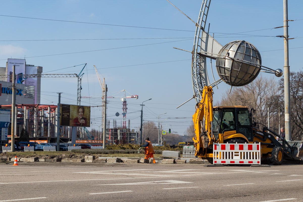 На кольце демонтируют старые бордюры