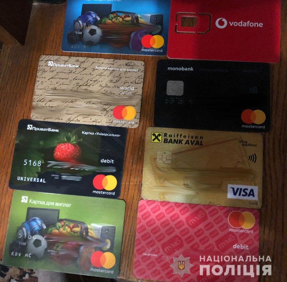 В доме мужчины провели обыски и изъяли вещественные доказательства В доме мужчины провели обыски и изъяли вещественные доказательства