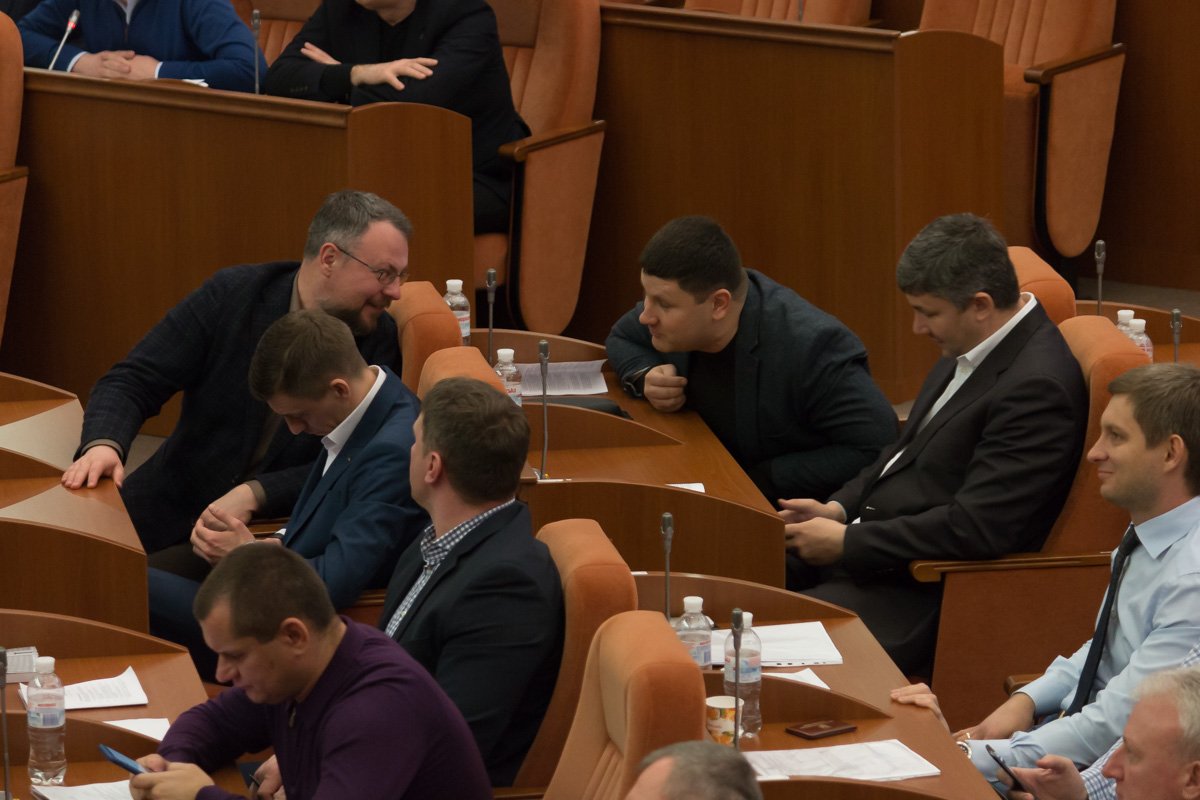 Как школьники за партами, ей Богу... Как школьники за партами, ей Богу...