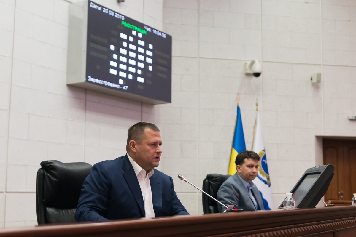 На протяжении всего заседания в зале то и дело возникали оживленные дискуссии На протяжении всего заседания в зале то и дело возникали оживленные дискуссии