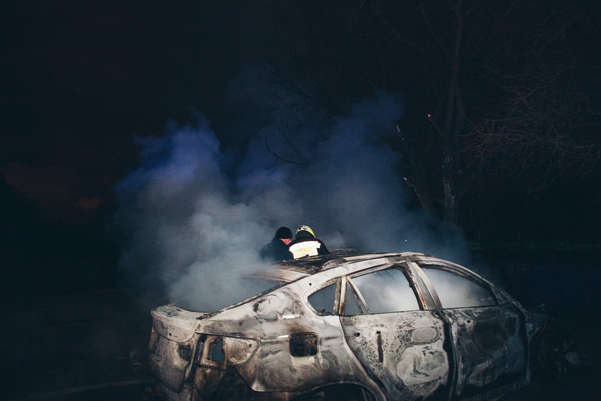 На улице Тополиной загорелось два автомобиля На улице Тополиной загорелось два автомобиля