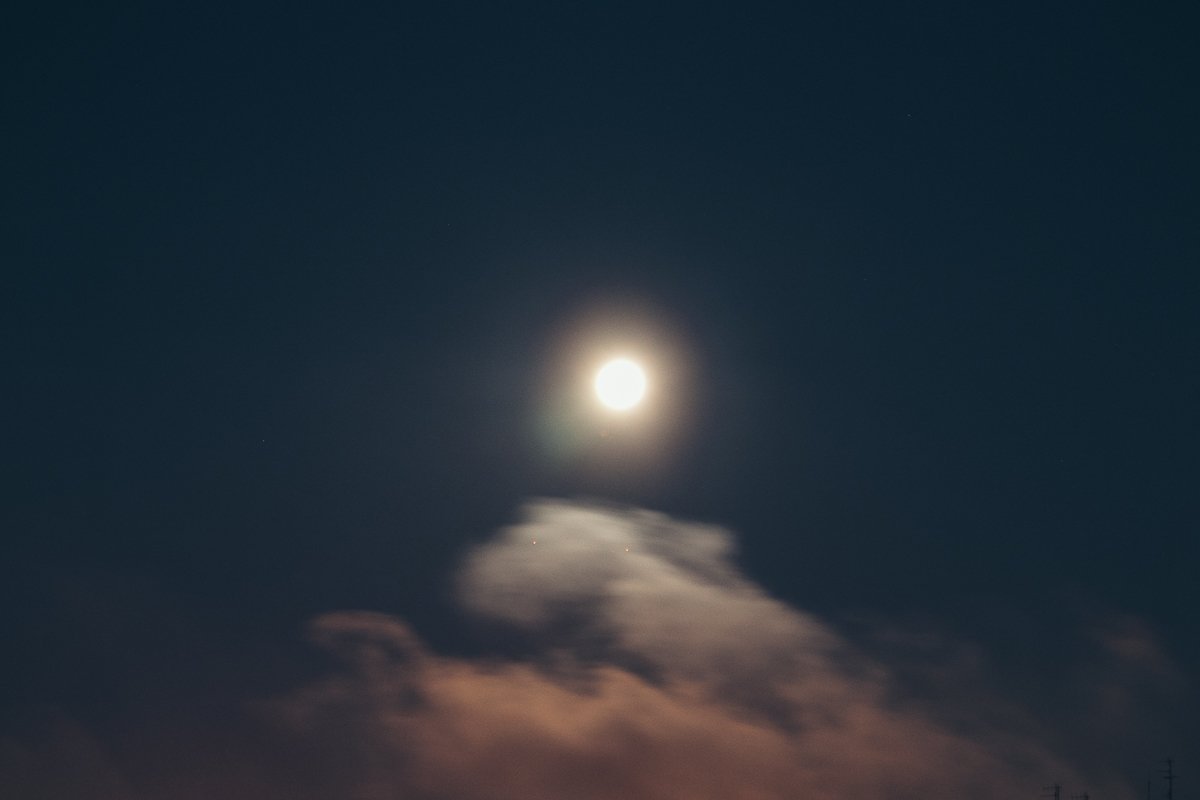 Ночное светило в дымке Ночное светило в дымке