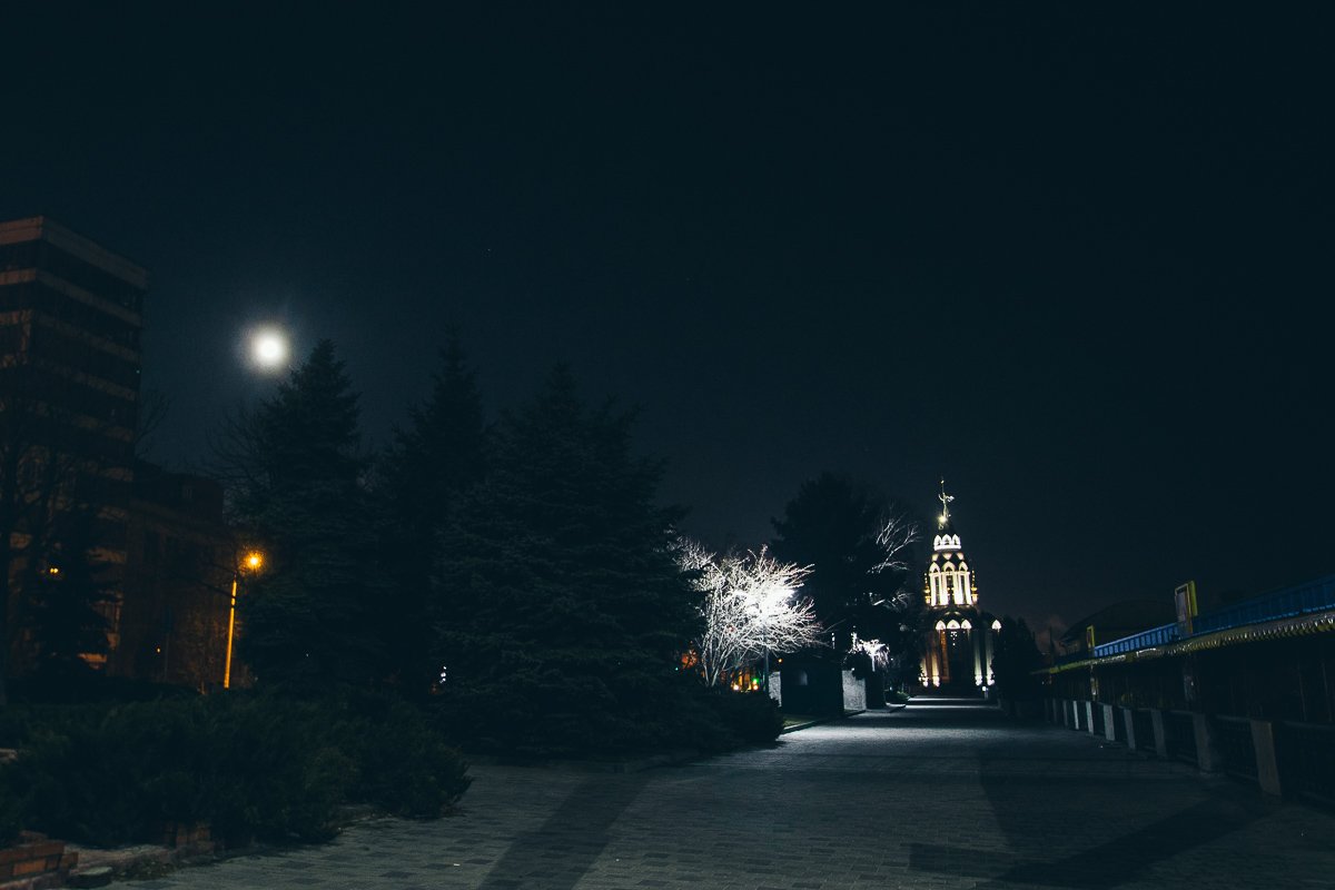 Луна озаряет все вокруг  Луна озаряет все вокруг