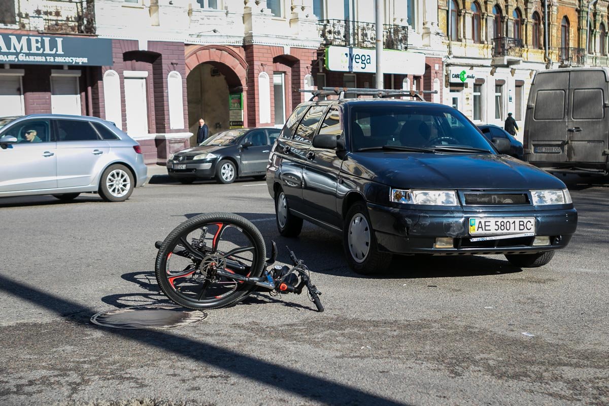 На пересечении улиц Андрея Фабра и Мечникова автомобиль ВАЗ сбил велосипедиста На пересечении улиц Андрея Фабра и Мечникова автомобиль ВАЗ сбил велосипедиста