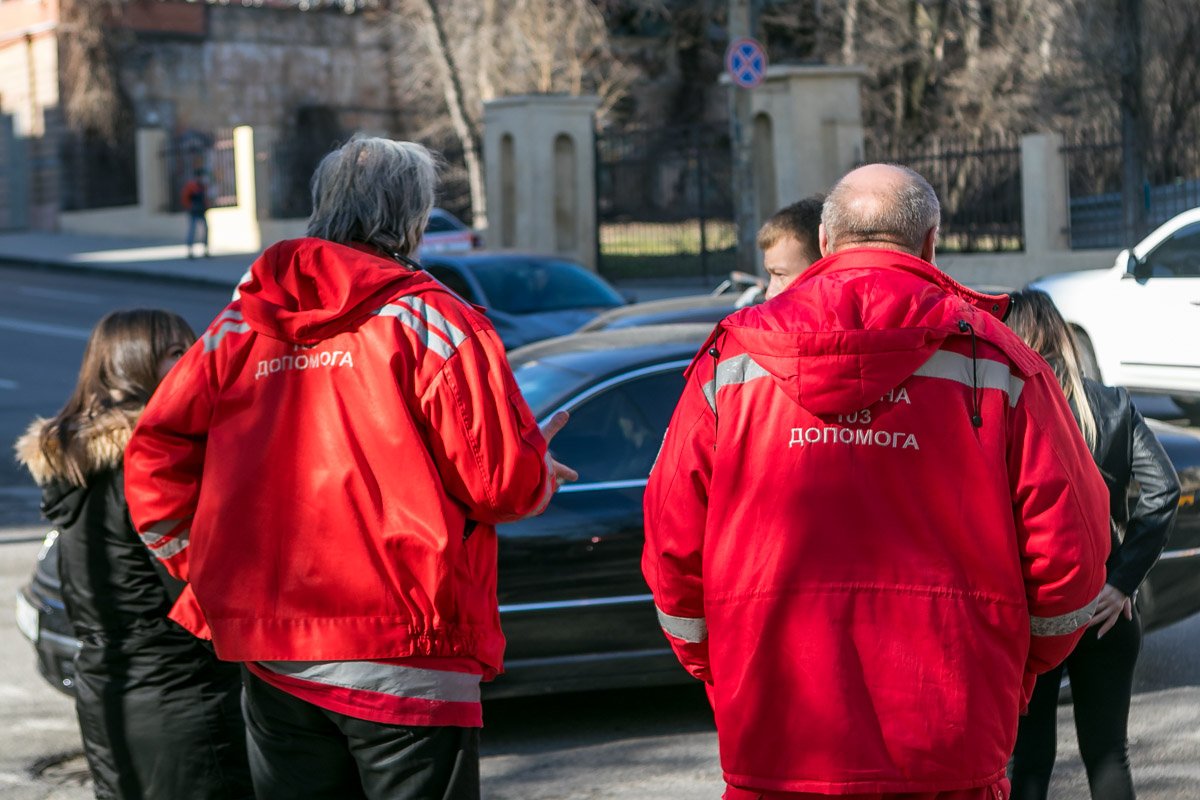 С места аварии пострадавшего увезли в городскую клиническую больницу №16 С места аварии пострадавшего увезли в городскую клиническую больницу №16